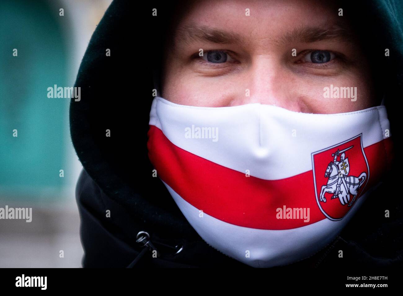 Danzica, Polonia. 28 novembre 2021. Un uomo che indossava una maschera protettiva con bandiera bielorussa (non accettabile dal regime) durante la manifestazione. I manifestanti si sono riuniti al mercato lungo di Danzica per esprimere la propria opposizione al regime di Alexander Lukashenko in Bielorussia, Esprimere solidarietà ai prigionieri politici ed esprimere insoddisfazione per la situazione migratoria al confine tra Polonia e Bielorussia. (Foto di Mateusz Slodkowski/SOPA Images/Sipa USA) Credit: Sipa USA/Alamy Live News Foto Stock