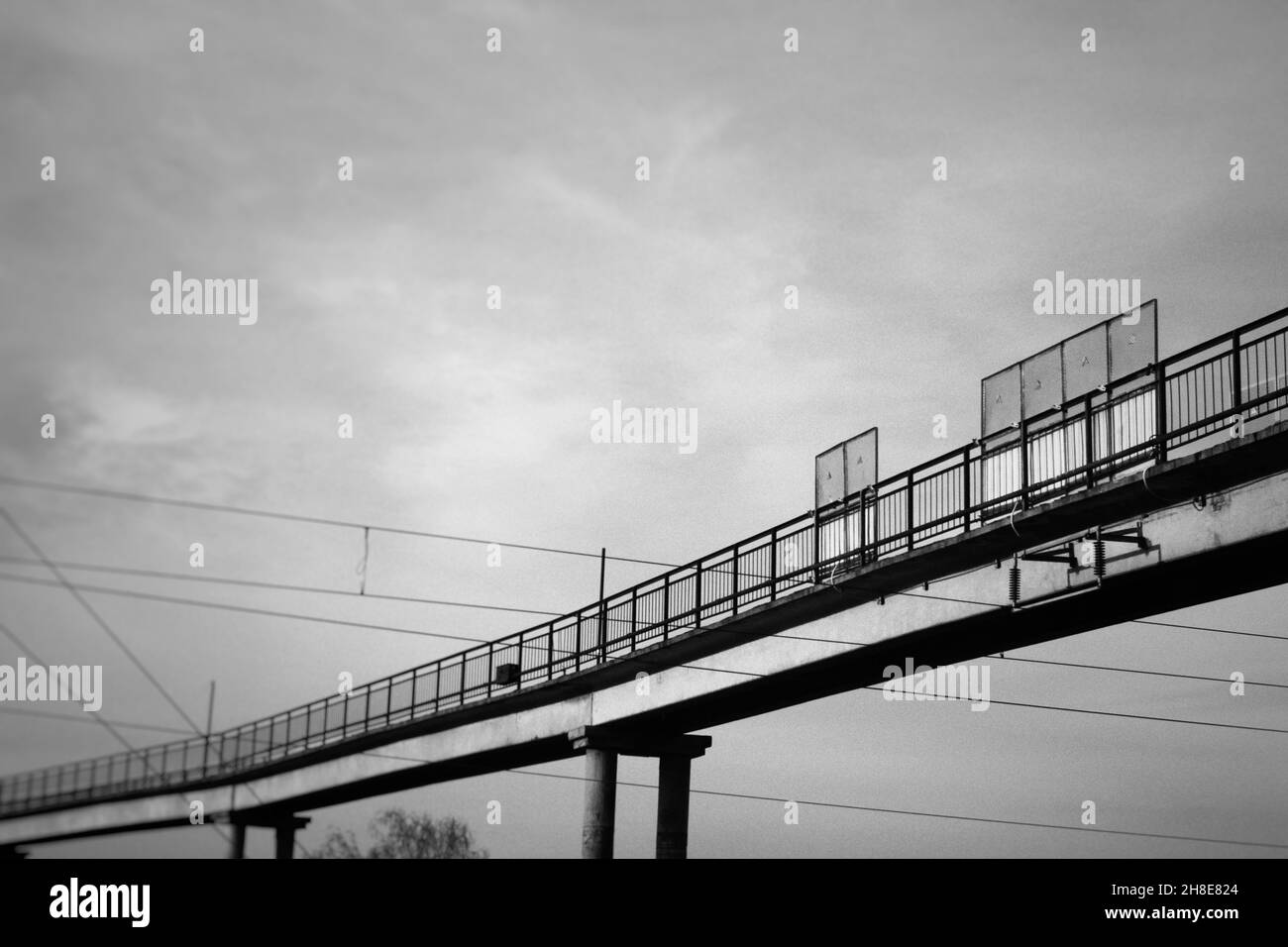 Attraversando il ponte Foto Stock