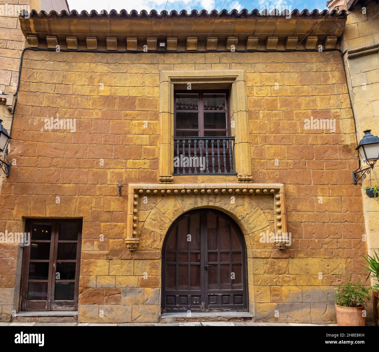 Casa de la torre (casa torre) da Ayllon, Segovia, in Poble Espanyol, Villaggio Spagnolo a Barcellona, Catalogna, Spagna. Foto Stock Casa de la torre (casa torre) da Ayllon, Segovia, in Poble Espanyol, Villaggio Spagnolo a Barcellona, Catalogna, Spagna. Foto Stock