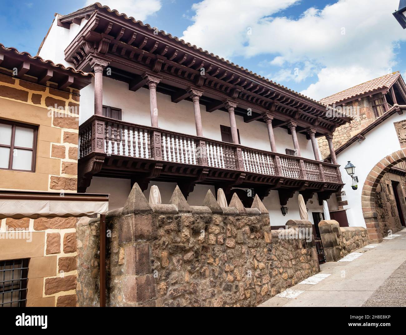 Ramos Casa in Calle de los Caballeros (strada gentlemen), da Vinuesa in Soria, in Poble Espanyol, Villaggio spagnolo a Barcellona, Catalogna, Spagna. Foto Stock Ramos Casa in Calle de los Caballeros (strada gentlemen), da Vinuesa in Soria, in Poble Espanyol, Villaggio spagnolo a Barcellona, Catalogna, Spagna. Foto Stock