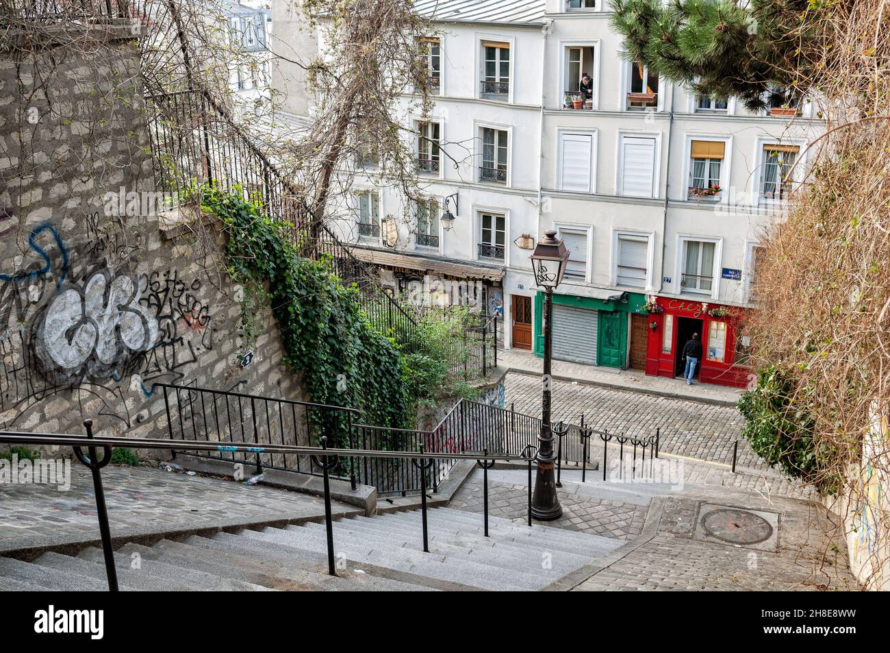 Graffiti e scale a Montmartre, Parigi 18th, Francia Foto Stock