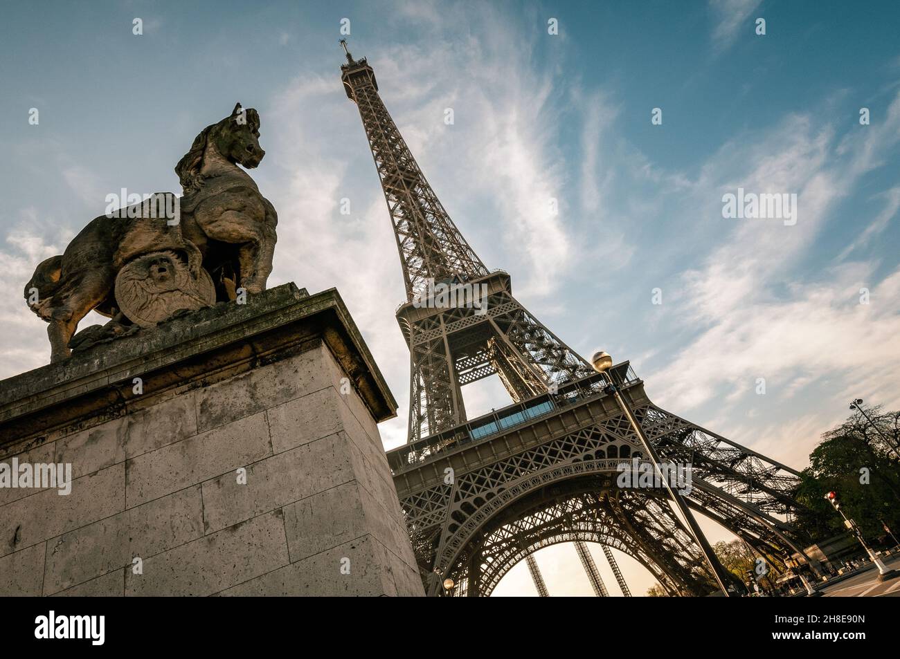 Statua equestre di fronte alla Torre Eiffel, Parigi, Francia Foto Stock