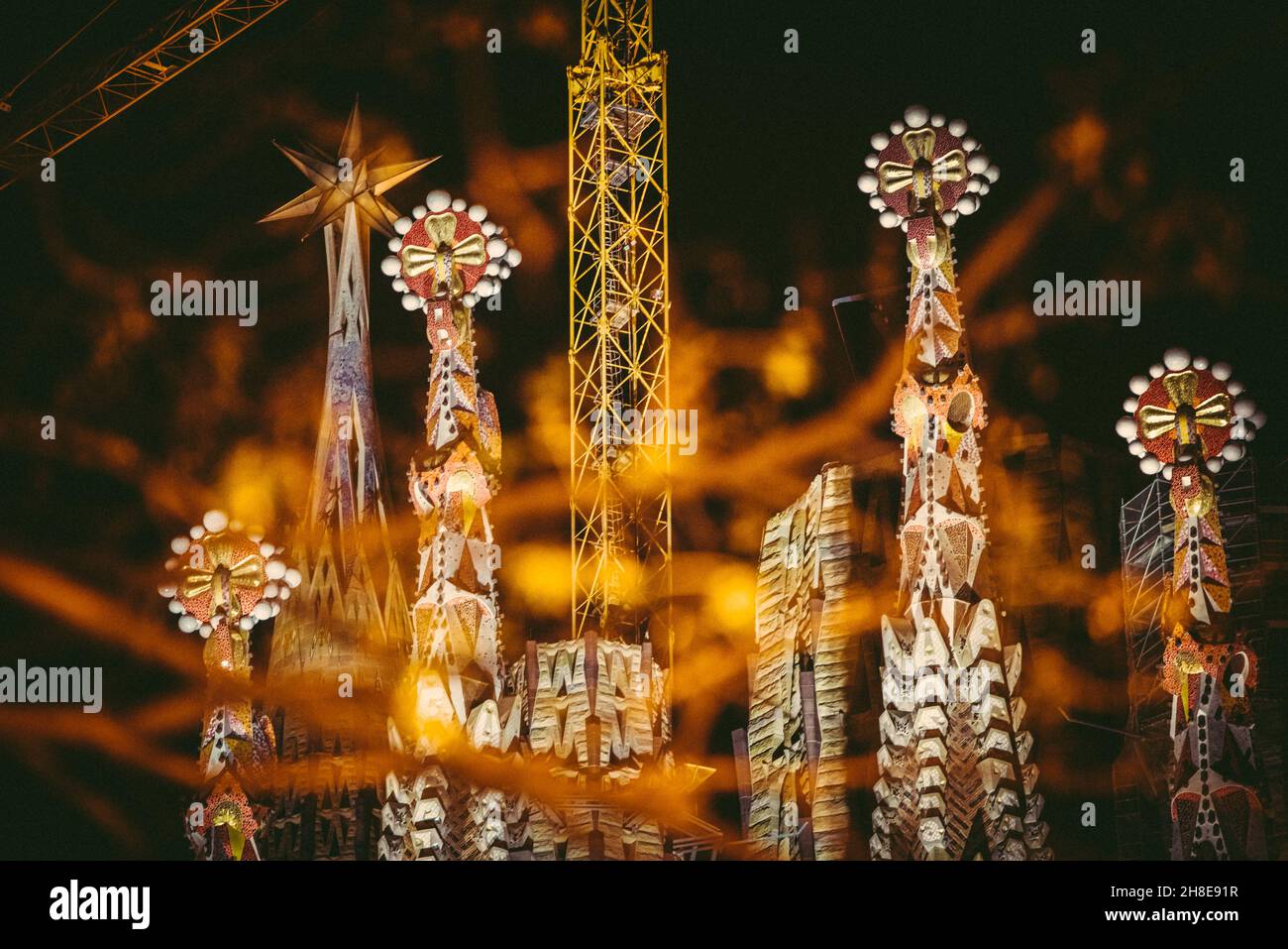 Barcellona, Spagna. 29 novembre 2021. La nuova stella gigante di cristallo in cima alla guglia della Basilica della Vergine Maria "la Sagrada Familia". A causa della crisi Corona-Virus la data di completamento è stata posticipata e non ci sarà una nuova data annunciata fino al 2024, quando si spera che i lavori di nuovo al ritmo del 2019. Credit: Matthias Oesterle/Alamy Live News Foto Stock