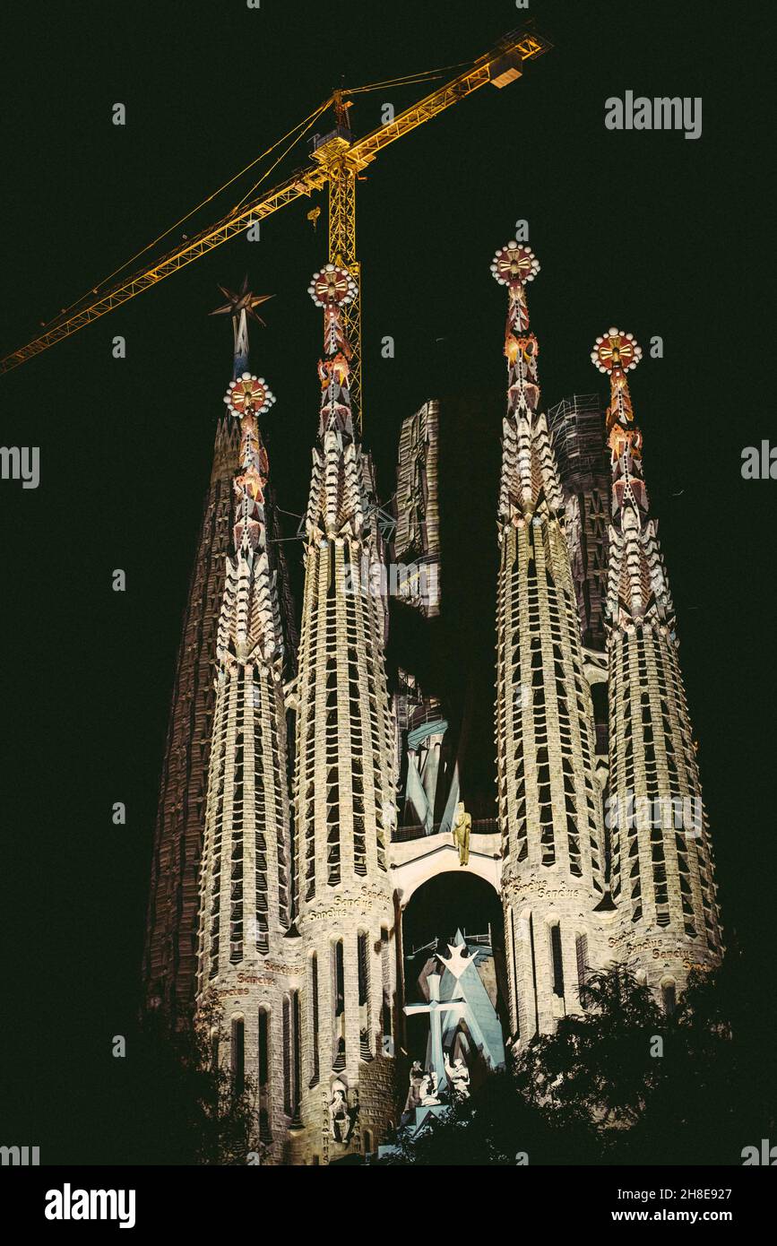 Barcellona, Spagna. 29 novembre 2021. La nuova stella gigante di cristallo in cima alla guglia della Basilica della Vergine Maria "la Sagrada Familia". A causa della crisi Corona-Virus la data di completamento è stata posticipata e non ci sarà una nuova data annunciata fino al 2024, quando si spera che i lavori di nuovo al ritmo del 2019. Credit: Matthias Oesterle/Alamy Live News Foto Stock