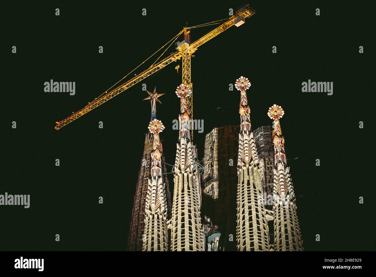 Barcellona, Spagna. 29 novembre 2021. La nuova stella gigante di cristallo in cima alla guglia della Basilica della Vergine Maria "la Sagrada Familia". A causa della crisi Corona-Virus la data di completamento è stata posticipata e non ci sarà una nuova data annunciata fino al 2024, quando si spera che i lavori di nuovo al ritmo del 2019. Credit: Matthias Oesterle/Alamy Live News Foto Stock