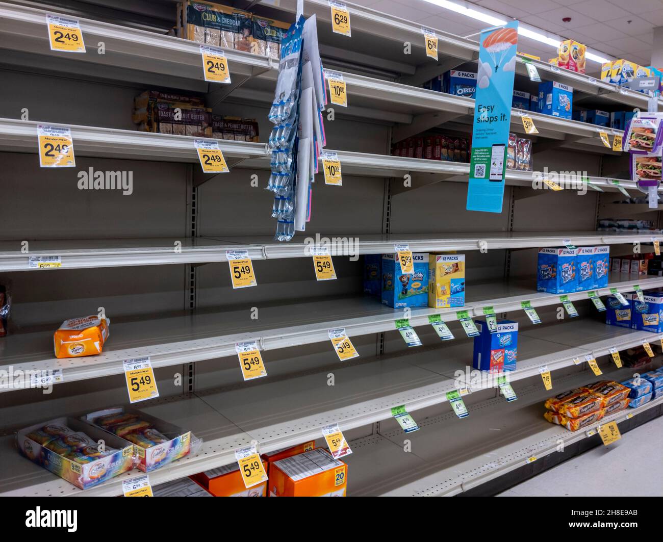 Kirkland, WA USA - circa Ottobre 2021: Vista ad angolo di basso inventario nella corsia snack al negozio di alimentari Safeway, durante uno spuntino a scuola shortag Foto Stock