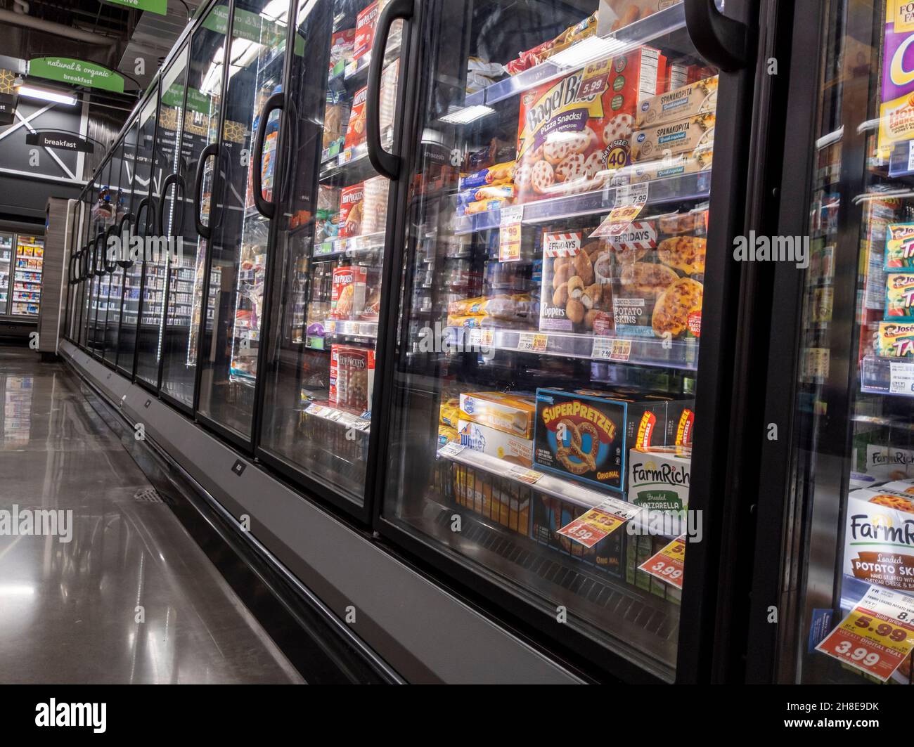 Kirkland, WA USA - circa Settembre 2021: Vista ad angolo degli antipasti surgelati all'interno di un negozio di alimentari QFC. Foto Stock