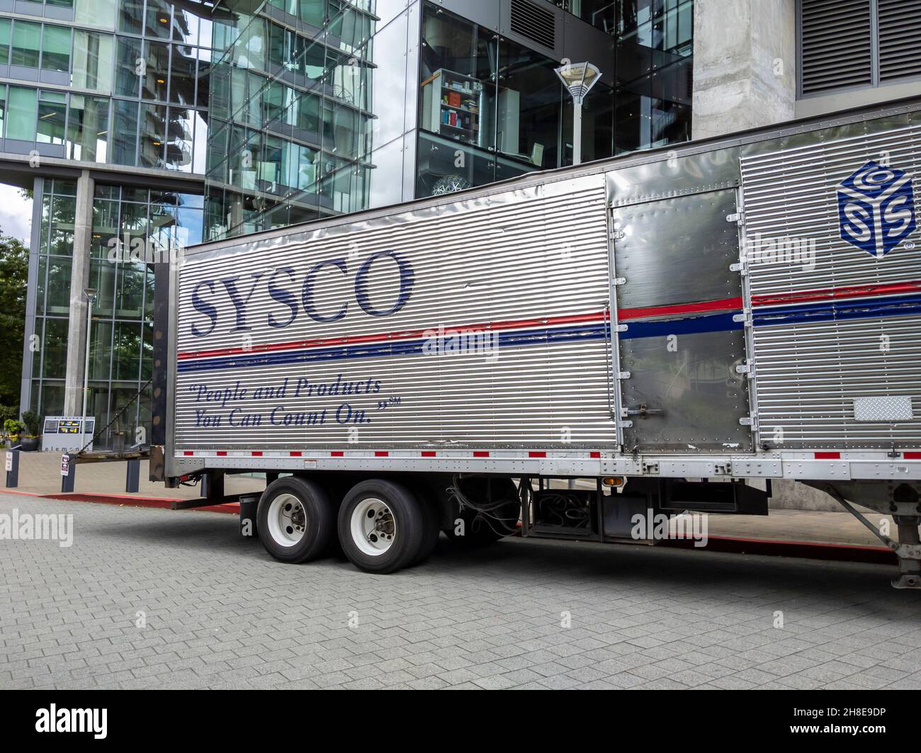 Bellevue, WA USA - circa Giugno 2021: Vista di un camion Sysco Foods all'esterno di un ristorante, facendo una consegna. Foto Stock