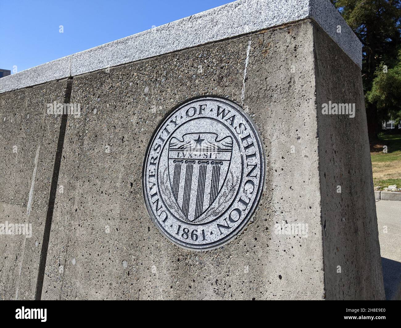 Tacoma, WA USA - circa Agosto 2021: Vista ad angolo della pietra University of Washington Tacoma ingresso segno. Foto Stock