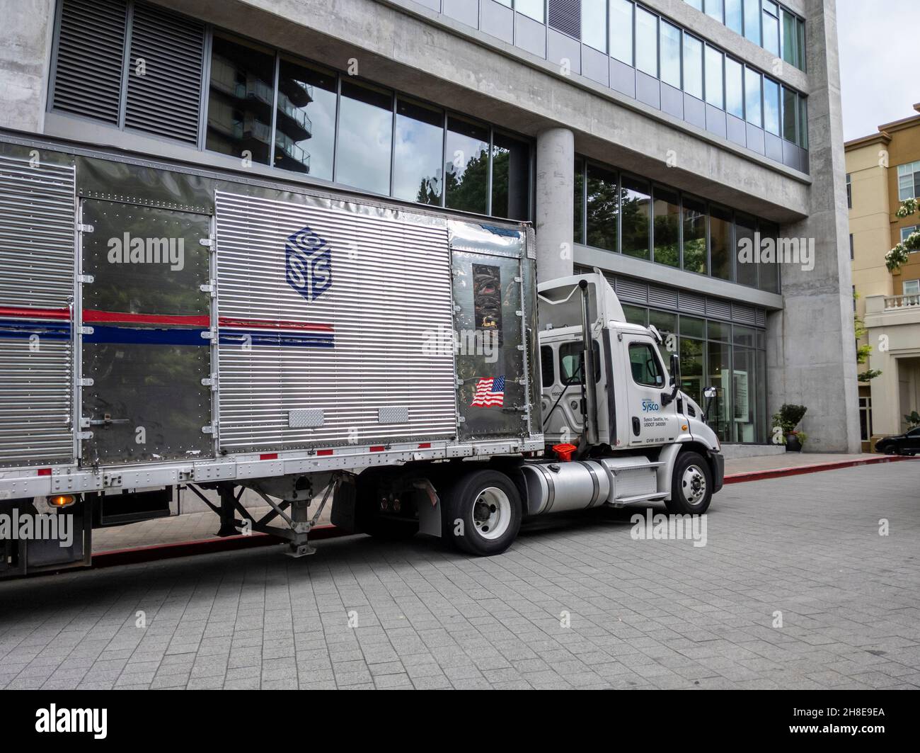 Bellevue, WA USA - circa Giugno 2021: Vista di un camion Sysco Foods all'esterno di un ristorante, facendo una consegna. Foto Stock