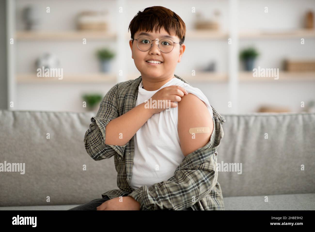 Carino plump coreano capretto è stato vaccinato, mostrando la banda adesiva Foto Stock