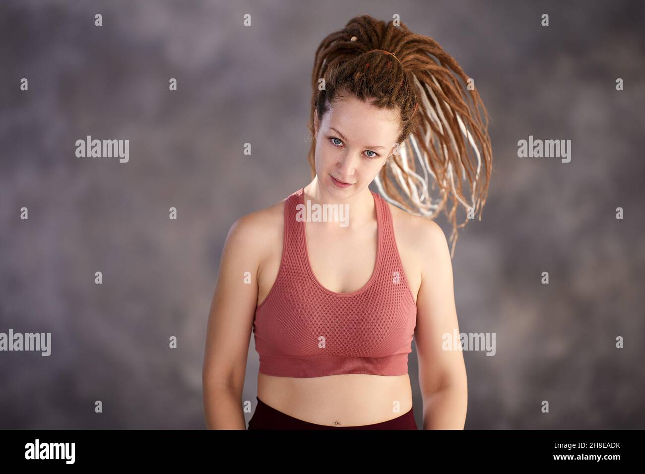 Estensioni capelli falsi o trecce scatola in donna bianca sportiva 28 anni. Foto Stock