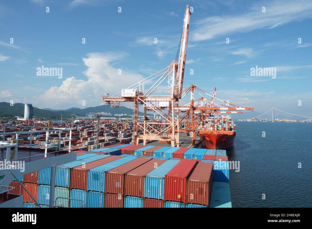 Vista sul secondo porto container più grande della Corea, il porto di Kwangyang a Yeosu, a sud di Busan City. Foto Stock