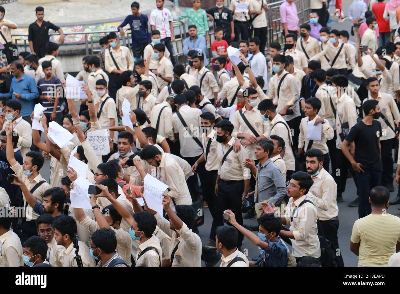 Gli studenti bloccano la strada mentre protestano chiedendo sicurezza sulle strade dopo la morte di uno studente in un incidente a Dhaka, Bangladesh. Foto Stock