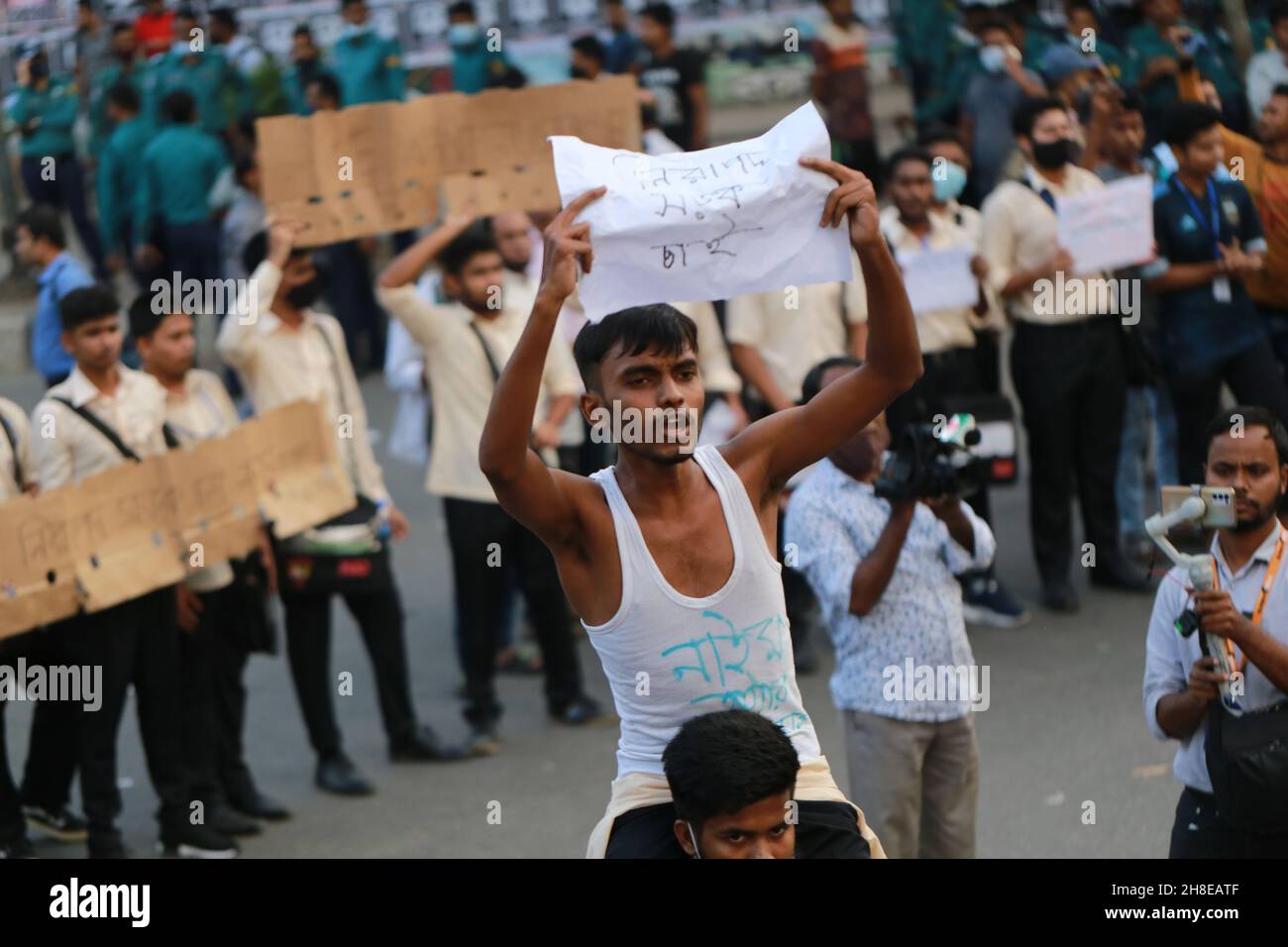 Gli studenti bloccano la strada mentre protestano chiedendo sicurezza sulle strade dopo la morte di uno studente in un incidente a Dhaka, Bangladesh. Foto Stock