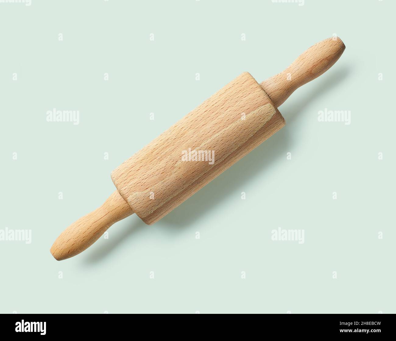 perno di rotolamento in legno isolato su sfondo verde, vista dall'alto Foto Stock