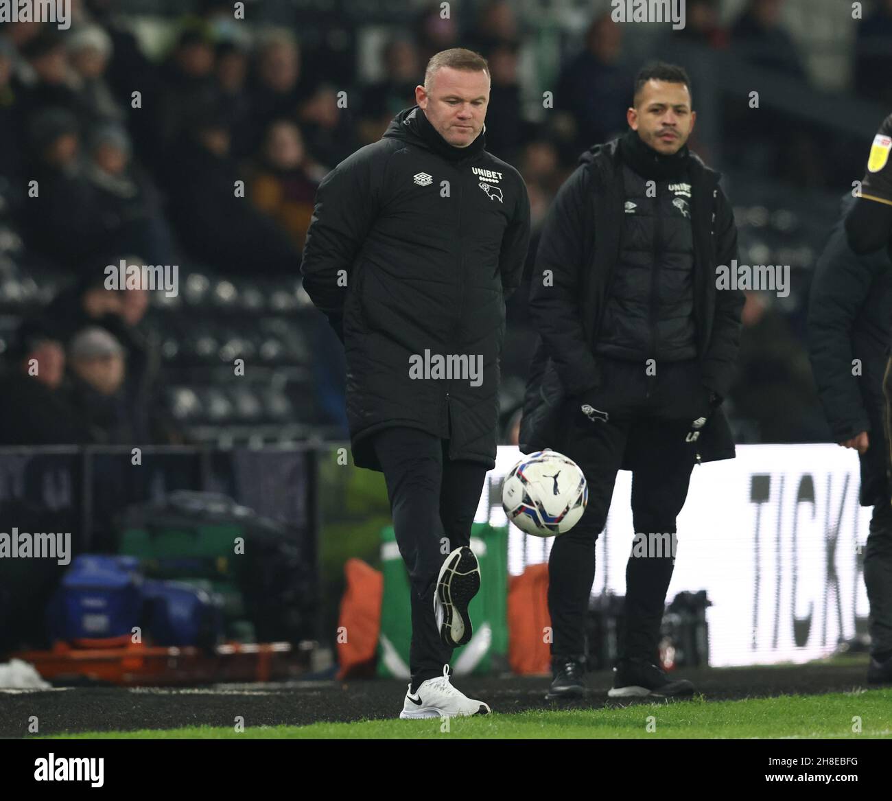 Derby, Inghilterra, 29 novembre 2021. Wayne Rooney manager della Derby County controlla la palla durante la partita del campionato Sky Bet al Pride Park Stadium di Derby. Il credito dovrebbe essere: Darren Staples / Sportimage Foto Stock