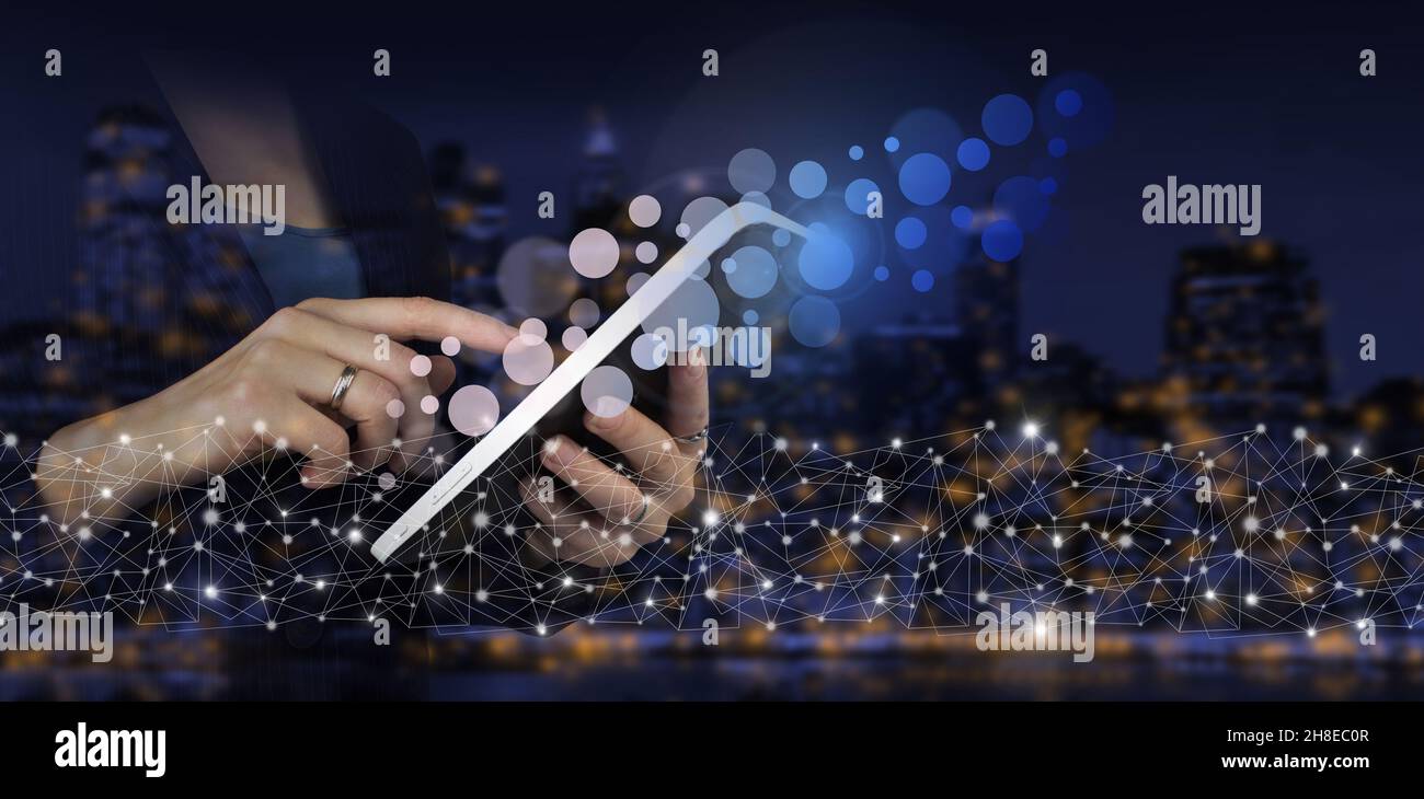 Supporto tecnico Servizio clienti Business Technology Internet. Tablet bianco touch con ologramma digitale con simbolo circolare sulla sfocatura scura della città Foto Stock