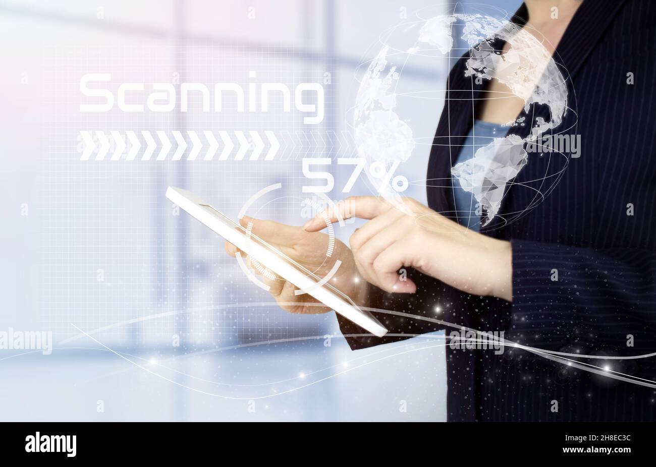 Concetto di rete globale. Tablet bianco con mano touch con ologramma digitale mondo, terra, mappa, globo segno su sfondo chiaro sfocato. Telecom mondiale globale Foto Stock