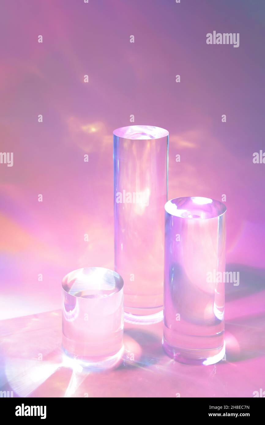 tre podi in vetro chiaro su sfondo rosa pastello Foto Stock