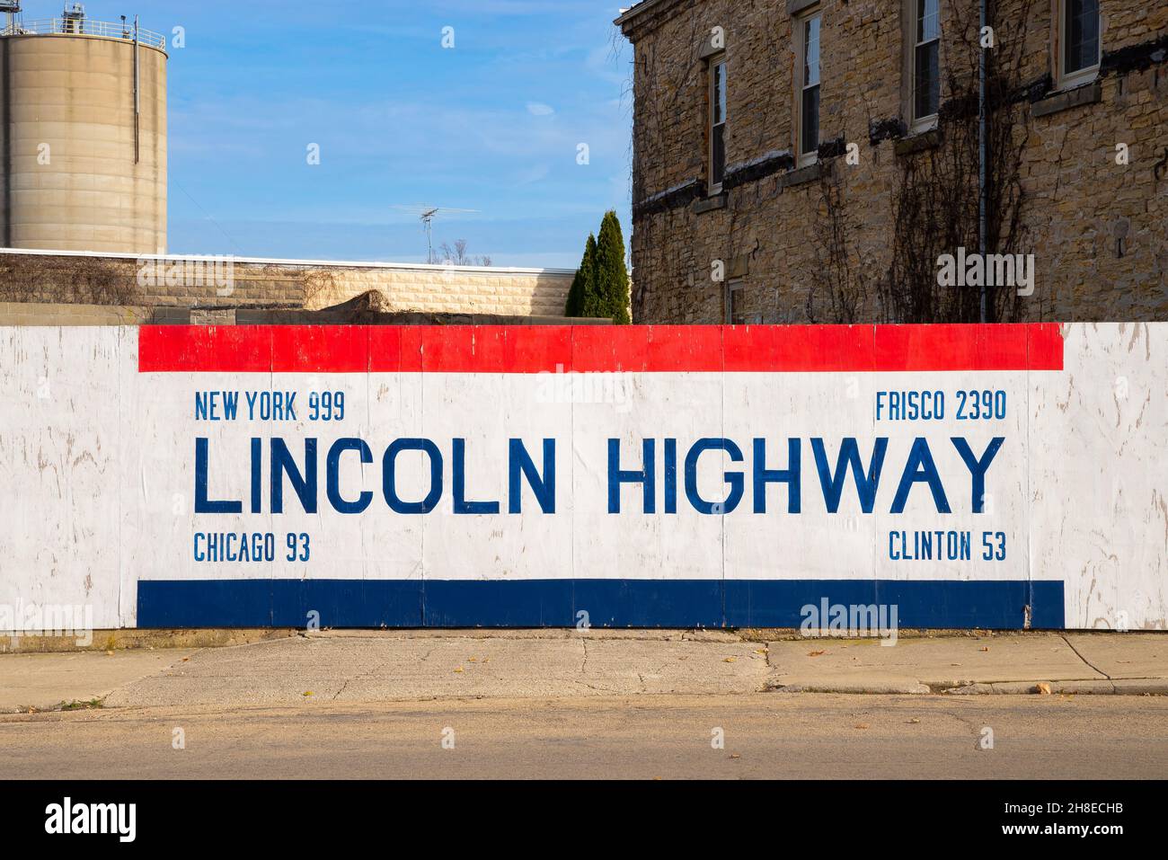 Franklin Grove, Illinois - Stati Uniti - 16 novembre 2021: Muro dipinto presso la sede centrale nazionale della Lincoln Highway Association. Foto Stock