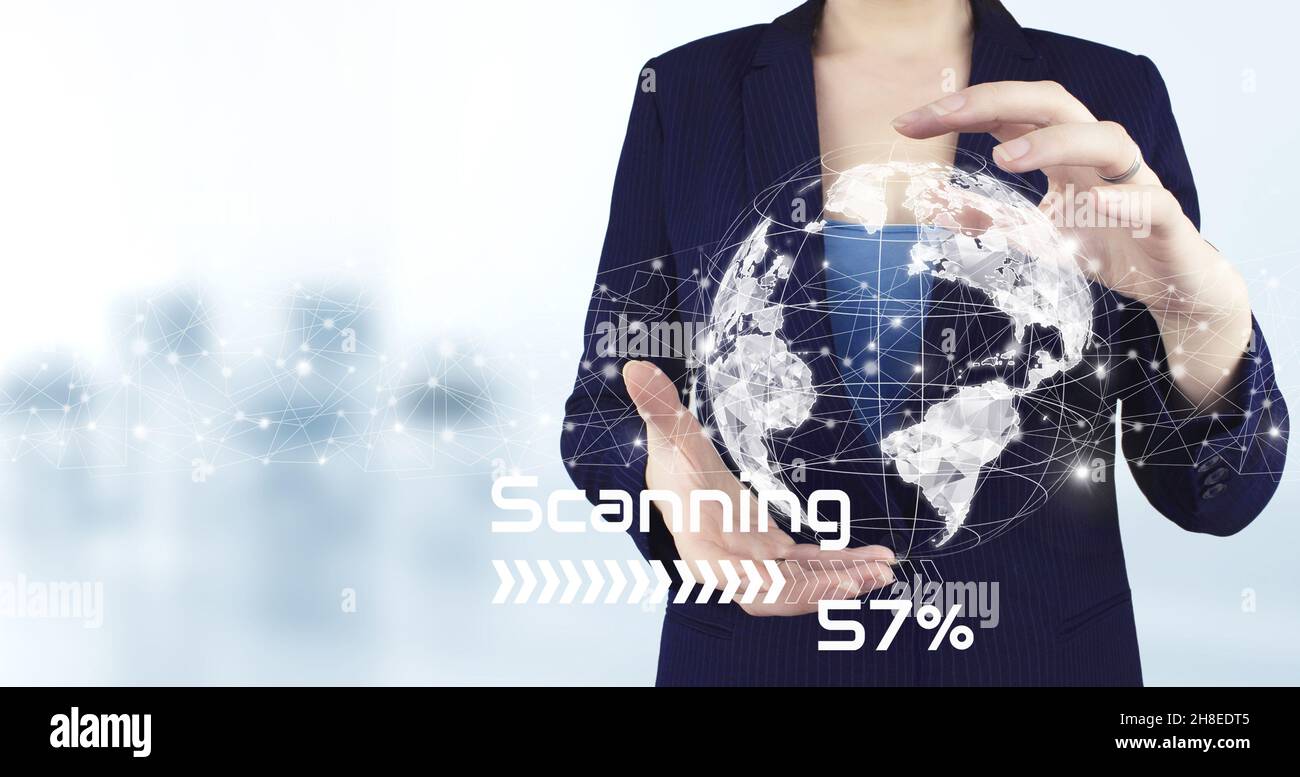 Concetto di connessione globale. Mondo olografico virtuale a due mani, terra, mappa, icona del globo con sfondo sfocato chiaro. Mappa GPS, loca indirizzo PIN Foto Stock