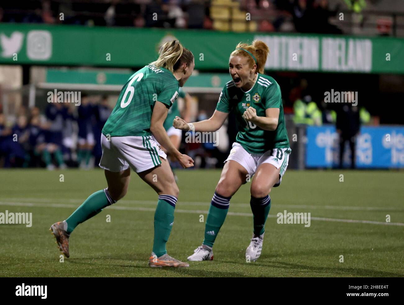 Rebecca Holloway, in Irlanda del Nord, festeggia il quinto gol con il compagno di squadra Rachel Furness durante la partita di qualificazione della Coppa del mondo delle donne FIFA 2023 a Seaview, Belfast. Data foto: Lunedì 29 novembre 2021. Foto Stock