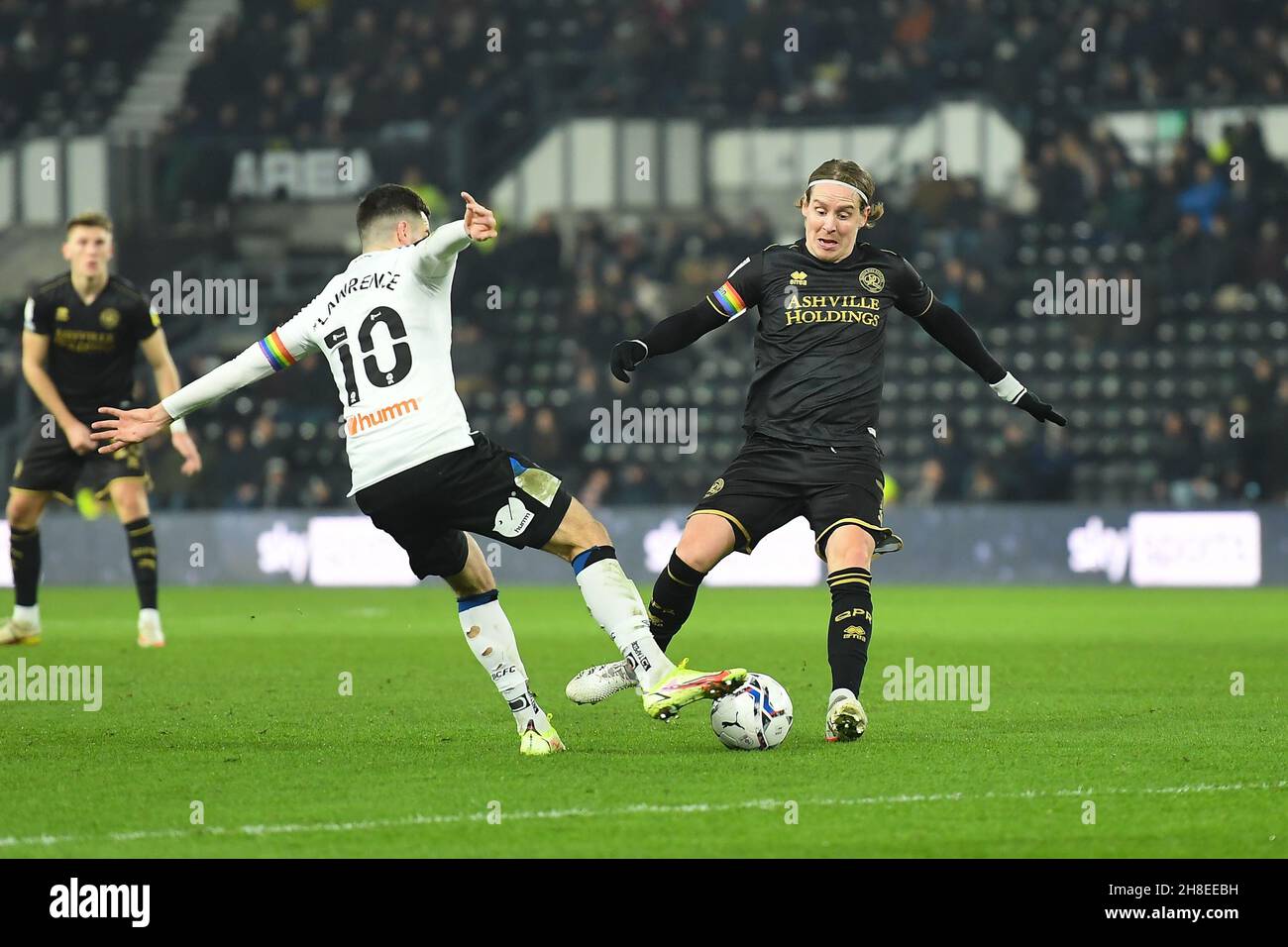 DERBY, GBR. 29 NOVEMBRE Stefan Johansen dei Queens Park Rangers batte con Tom Lawrence della Derby County durante la partita del campionato Sky Bet tra Derby County e Queens Park Rangers al Pride Park di Derby lunedì 29 novembre 2021. (Credit: Jon Hobley | MI News) Credit: MI News & Sport /Alamy Live News Foto Stock