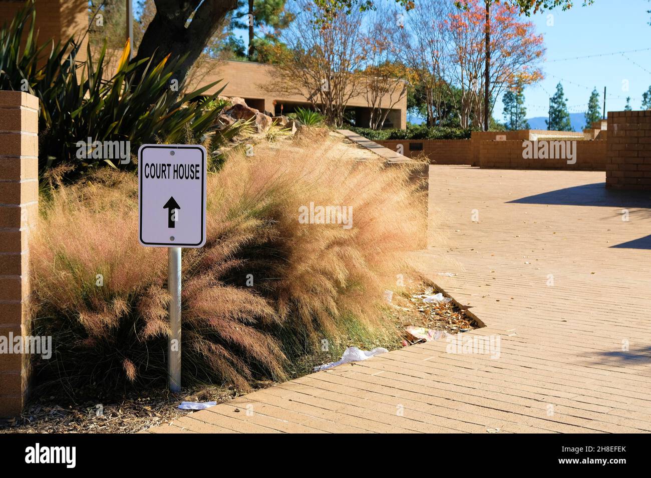 Cartello che indica i pedoni in direzione del tribunale locale accanto a un passaggio pedonale in mattoni; il tribunale di El Cajon; El Cajon, California, USA. Foto Stock