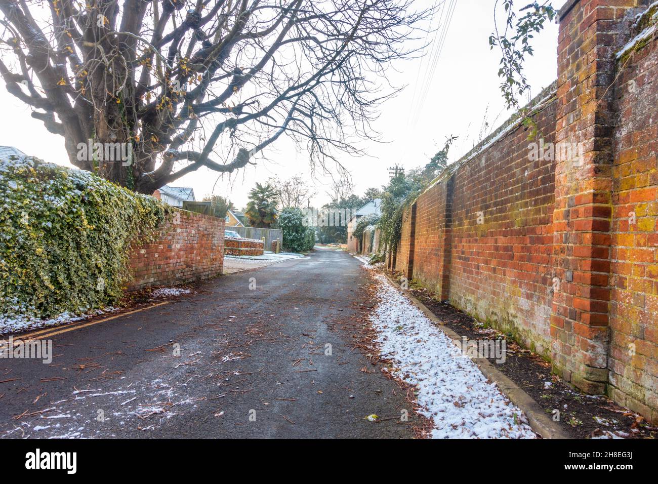 Routh Lane a Tilehurst, Reading, Regno Unito visto in una mattinata d'inverno Foto Stock