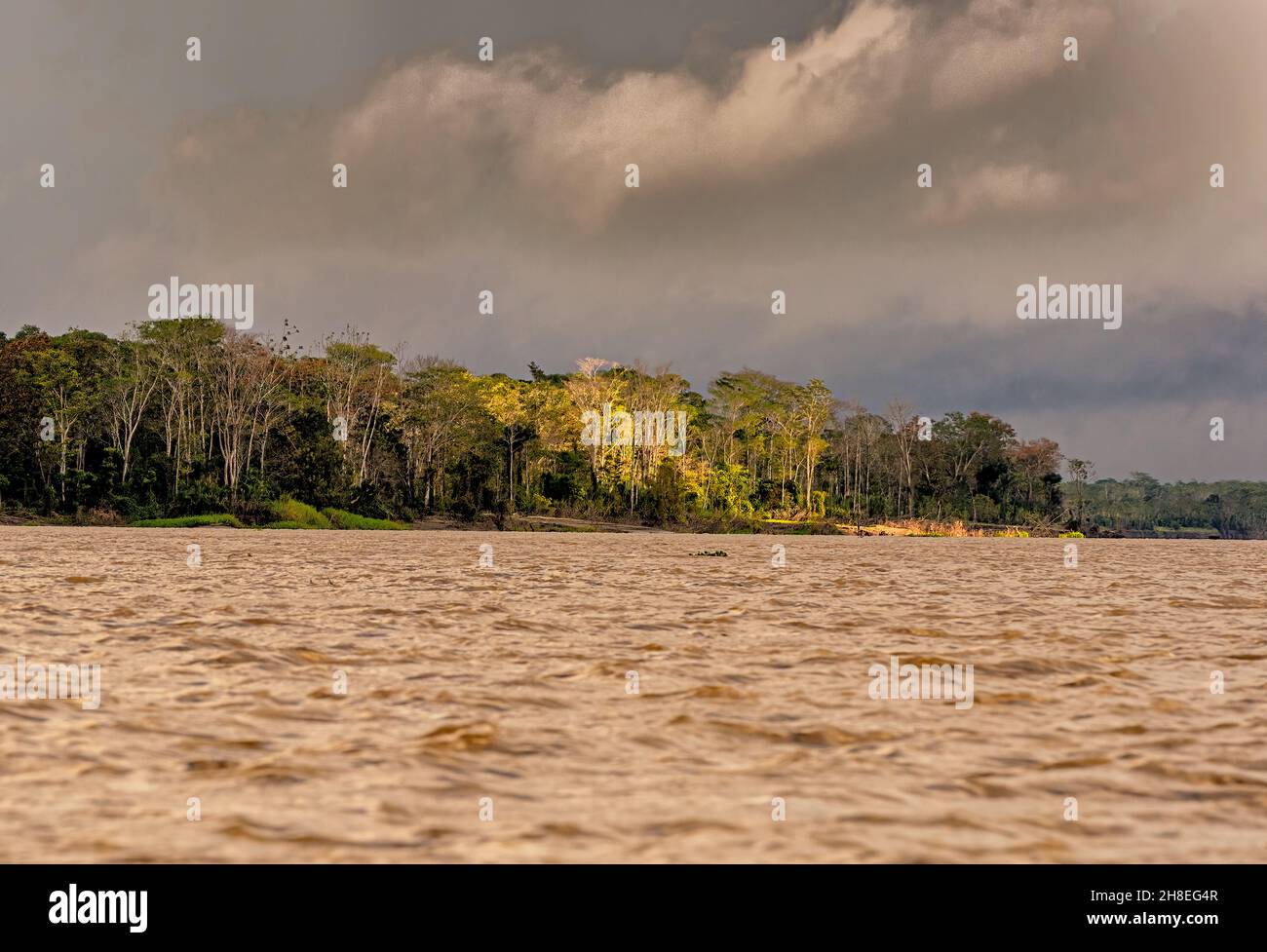 Nuvole di tempesta sul Rio delle Amazzoni vicino a Iquitos nella Riserva della Foresta pluviale di Amazzonia di Peruviann Foto Stock