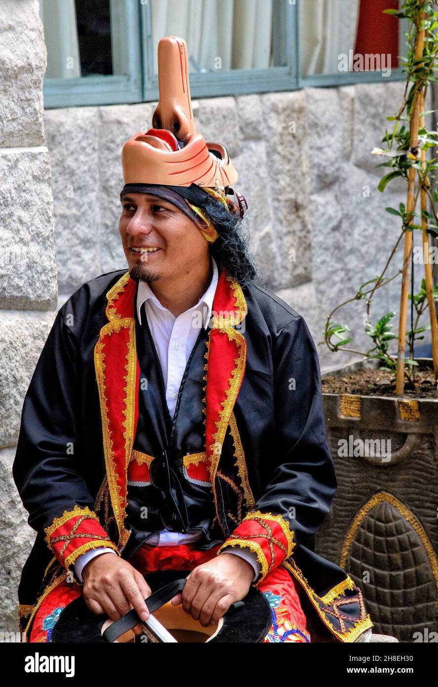 Vestito e in attesa dell'inizio della tradizionale sfilata di costumi a Aguas Calientes, Perù Foto Stock