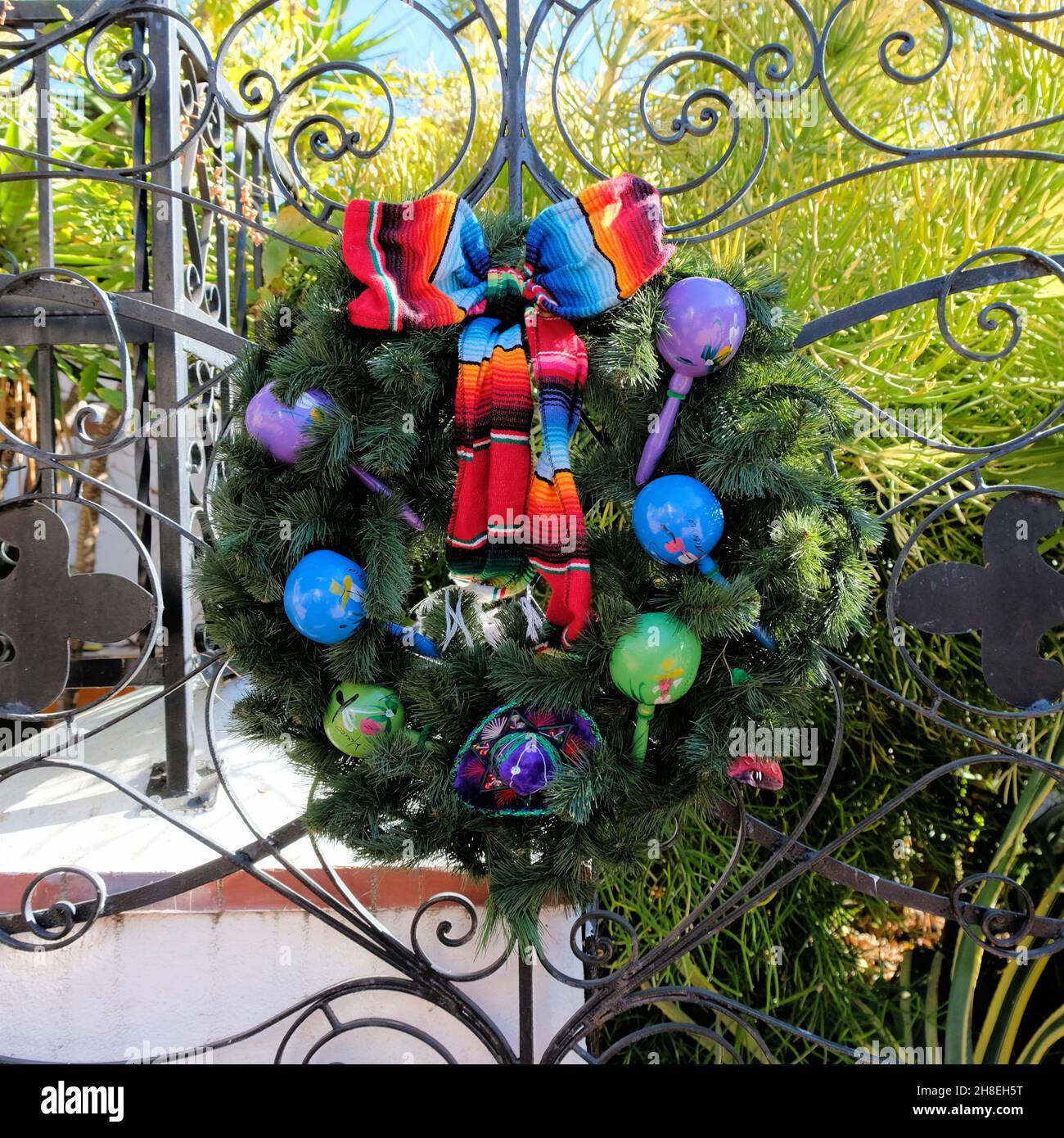 Decorazioni natalizie messicane a tema; coperta messicana, sfere dell'albero di Natale, maracas; vacanze ispaniche a tema negli Stati Uniti. Foto Stock