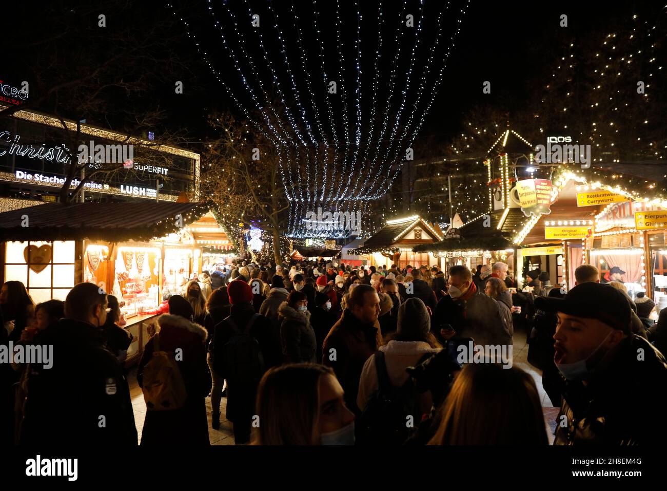 Der 38. Weihnachtsmarkt am Breitscheidplatz verbreitet mitten in der pulsierenden City-West gemütliche Weihnachtsstimmung.Berlin, 28.11.2021 Foto Stock