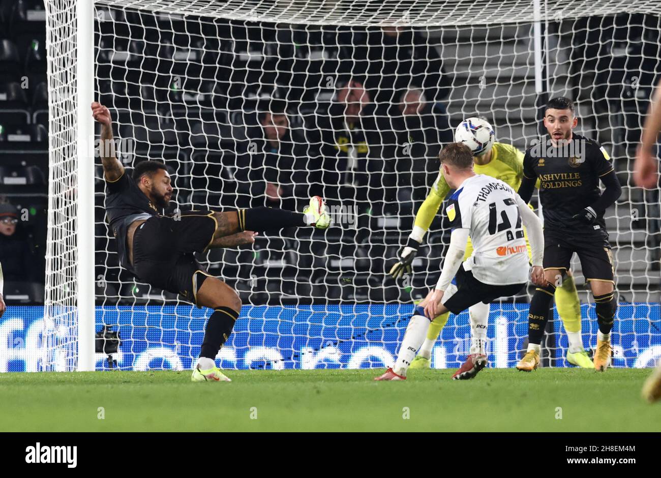 Derby, Inghilterra, 29 novembre 2021. Andre Gray del QPR segna il secondo gol durante la partita del Campionato Sky Bet al Pride Park Stadium di Derby. Il credito dovrebbe essere: Darren Staples / Sportimage Foto Stock