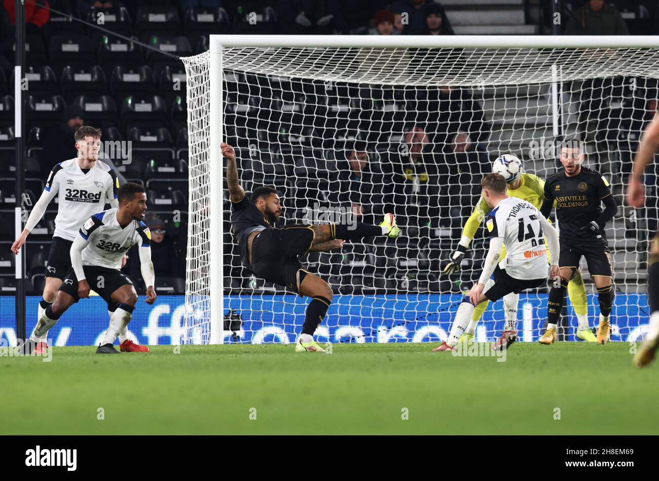 Derby, Inghilterra, 29 novembre 2021. Andre Gray del QPR segna il secondo gol durante la partita del Campionato Sky Bet al Pride Park Stadium di Derby. Il credito dovrebbe essere: Darren Staples / Sportimage Foto Stock