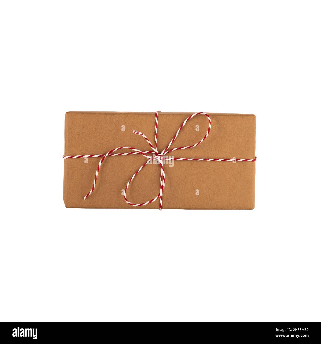 Un regalo di carta marrone avvolto isolato su uno sfondo bianco. Regalo di Natale composito Foto Stock