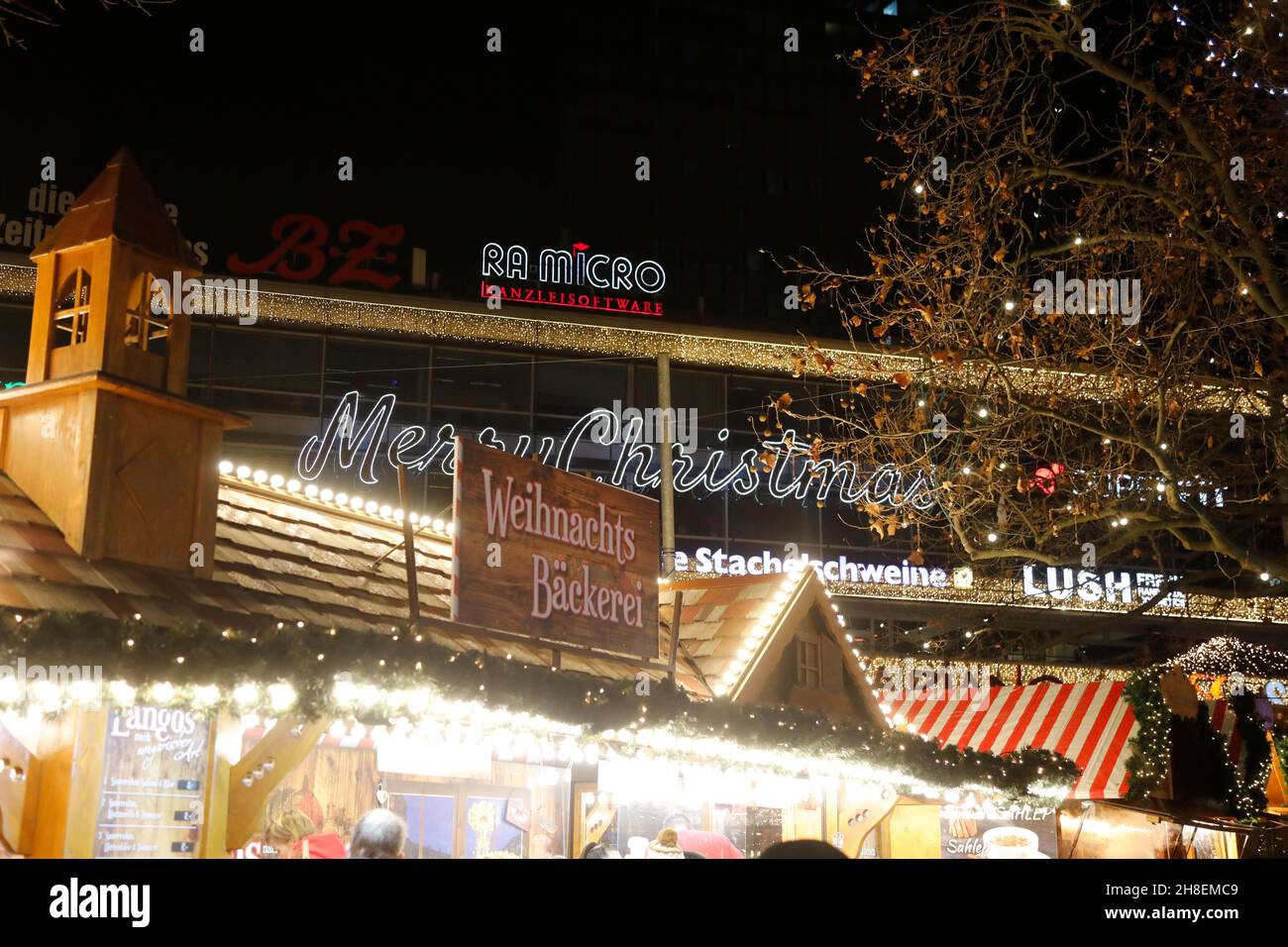 Der 38. Weihnachtsmarkt am Breitscheidplatz verbreitet mitten in der pulsierenden City-West gemütliche Weihnachtsstimmung.Berlin, 28.11.2021 Foto Stock