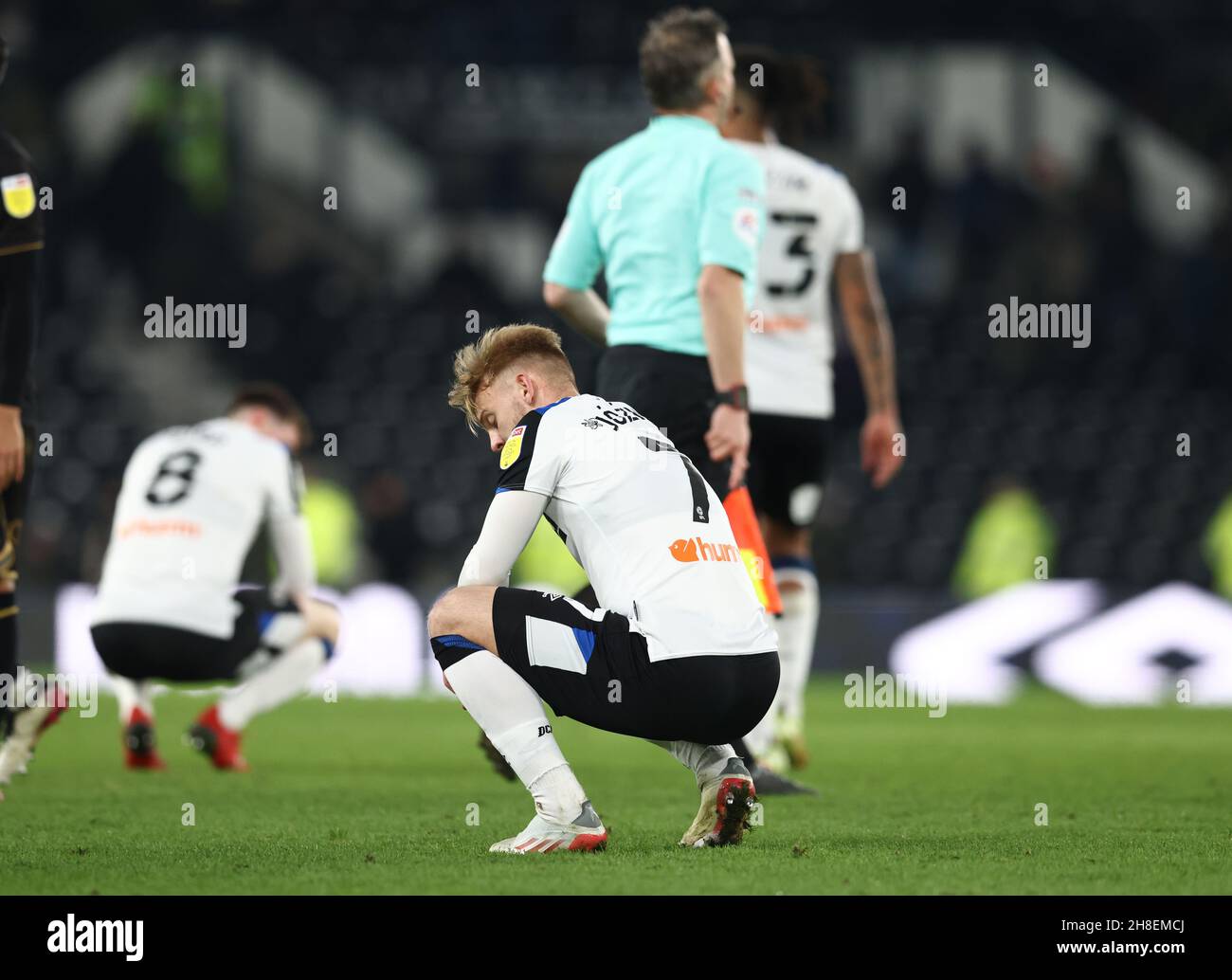 Derby, Inghilterra, 29 novembre 2021. Kamil Jozwiak della contea di Derby è stato abbattuto durante la partita del campionato Sky Bet al Pride Park Stadium di Derby. Il credito dovrebbe essere: Darren Staples / Sportimage Foto Stock