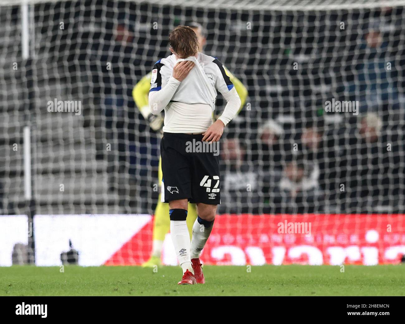 Derby, Inghilterra, 29 novembre 2021. Abbattuto Liam Thompson della contea di Derby durante la partita del campionato Sky Bet al Pride Park Stadium di Derby. Il credito dovrebbe essere: Darren Staples / Sportimage Foto Stock