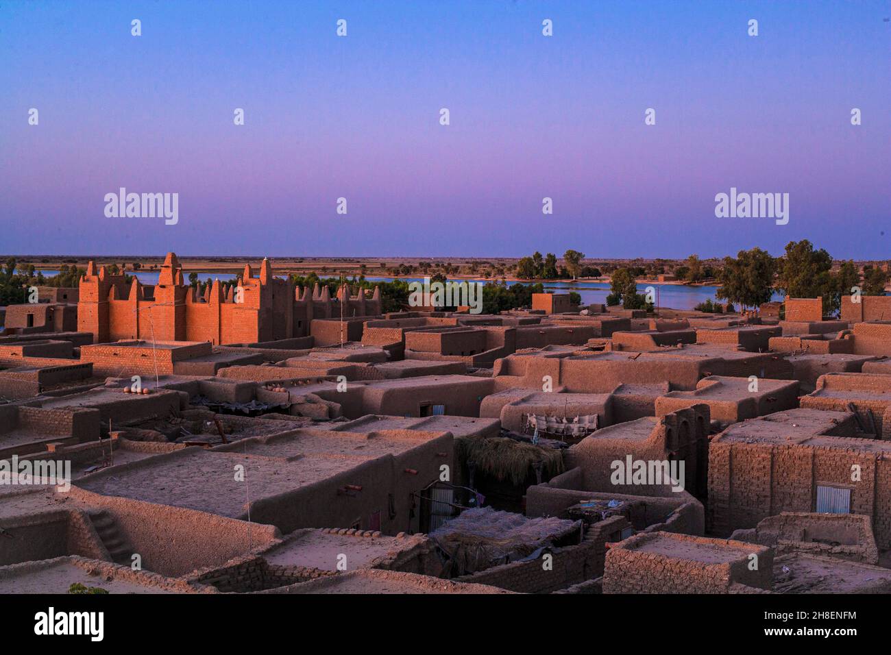 Costruzione di fango moschea sulle rive del fiume Niger, Mali Foto Stock