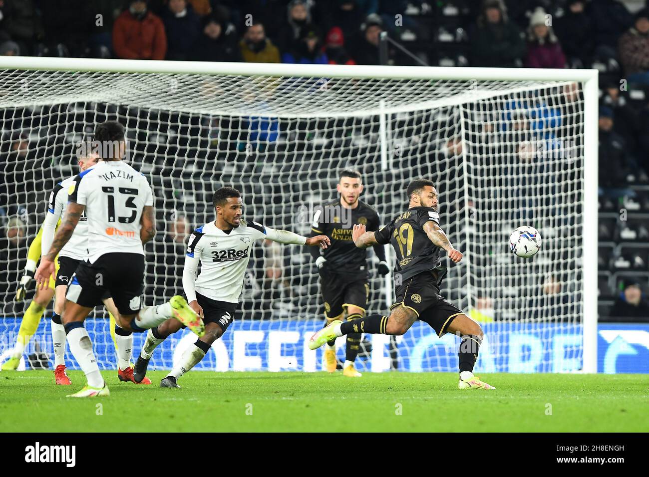DERBY, GBR. IL 29 NOVEMBRE Andre Gray of Queens Park Rangers celebra le partite di calcio al traguardo segnando il secondo gol dei suoi lati durante la partita del campionato Sky Bet tra Derby County e Queens Park Rangers al Pride Park di Derby lunedì 29 novembre 2021. (Credit: Jon Hobley | MI News) Credit: MI News & Sport /Alamy Live News Foto Stock