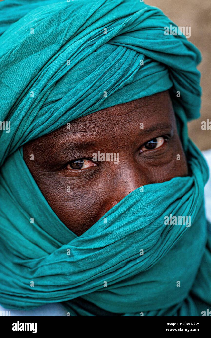Mali, Timbuktu , primo piano ritratto di tuareg uomo con un turbante verde.Ritratto di un uomo Tuareg con turbante verde Foto Stock