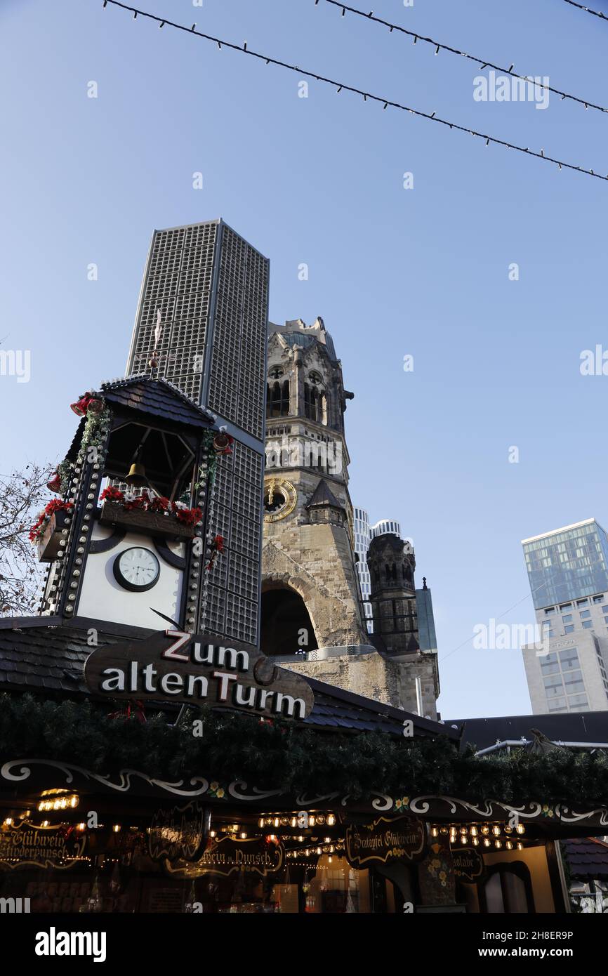 Der 38. Weihnachtsmarkt am Breitscheidplatz verbreitet mitten in der pulsierenden City-West gemütliche Weihnachtsstimmung.Berlin, 28.11.2021 Foto Stock