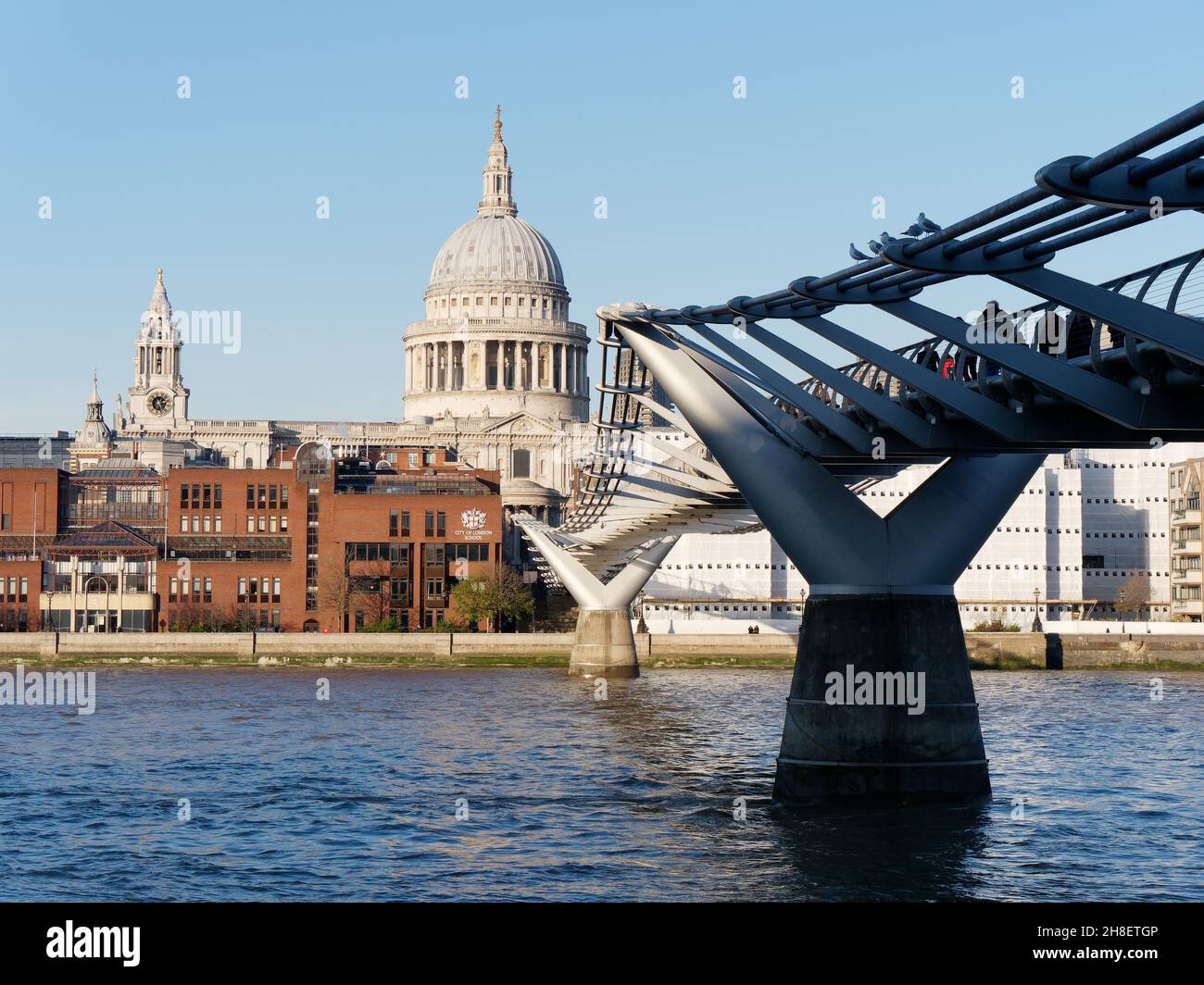 Londra, Grande Londra, Inghilterra, novembre 23 2021: Millennium Bridge sul Tamigi con la Cattedrale di St Pauls alle sue spalle. Foto Stock