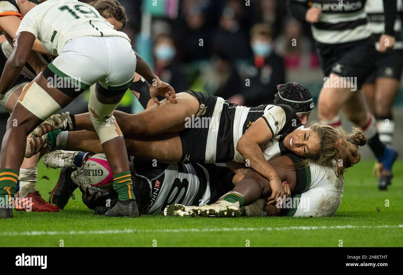 Sene Naoupu dei barbari in azione durante la partita della Women's International Rugby Killik Cup tra le Barbarian Women e la Springbok Women's XV al Twickenham Stadium. Foto Stock