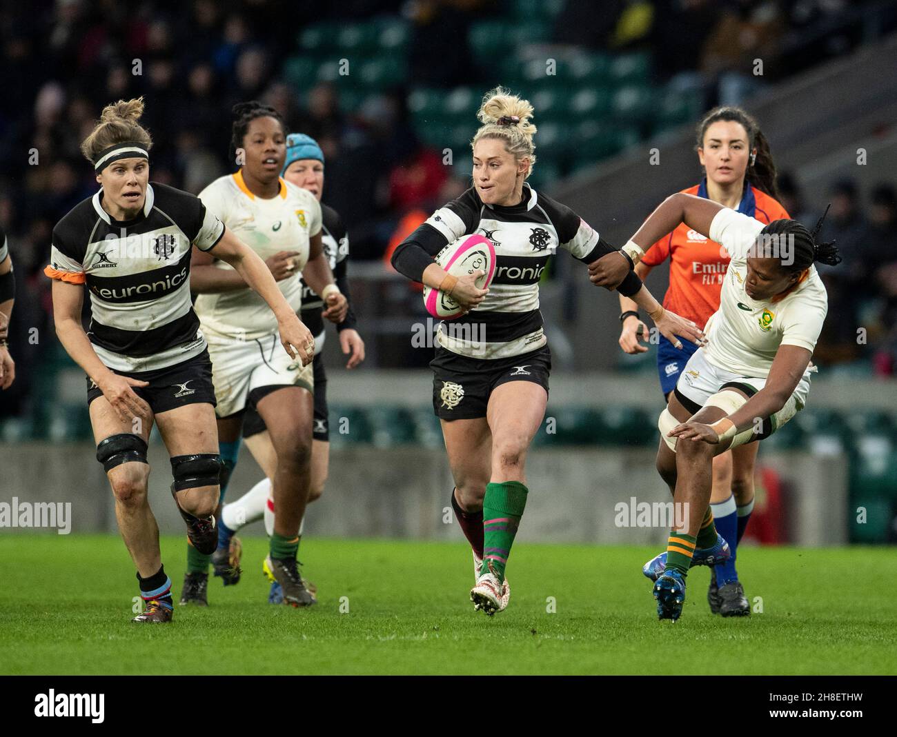 La caccia Natasha dei barbari in azione durante la partita della Women's International Rugby Killik Cup tra le Barbarian Women e la Springbok Women's XV al Twickenham Stadium. Foto Stock