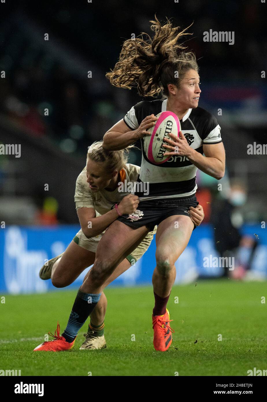 Rhona Lloyd di Barbarins in azione durante la partita della Women's International Rugby Killik Cup tra le Barbarian Women e la Springbok Women's XV al Twickenham Stadium. Foto Stock