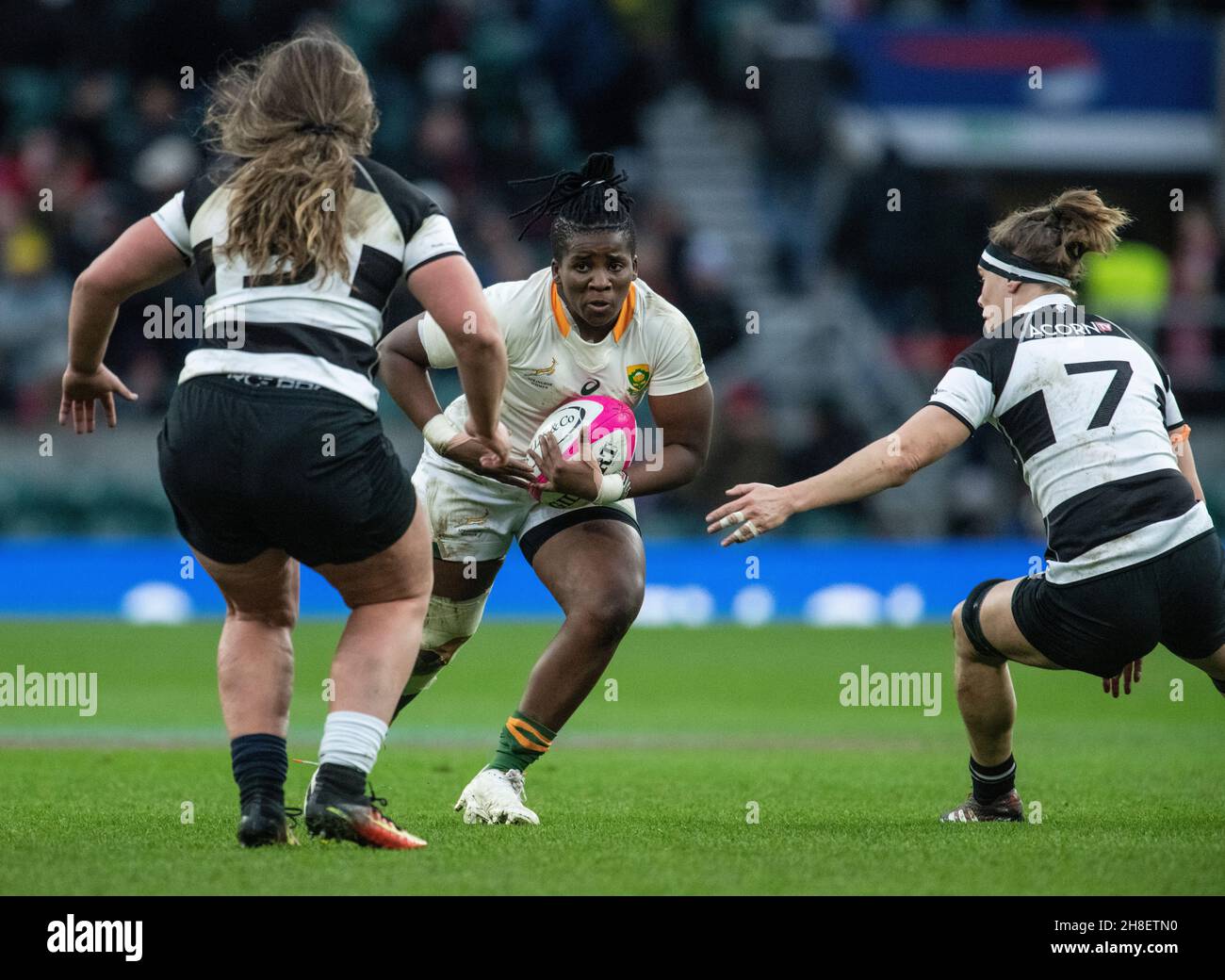 Springbok Lusanda Dumke in azione durante la partita della Women's International Rugby Killik Cup tra le Barbarian Women e la Springbok Women's XV al Twickenham Stadium. Foto Stock