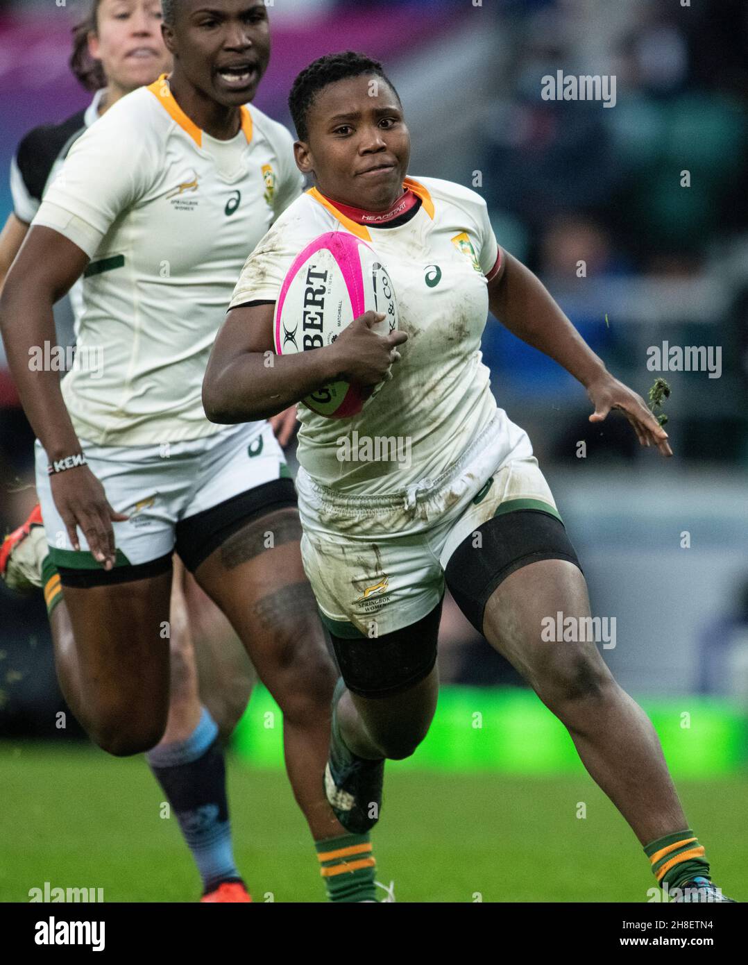 Springbok Zenay Jordaan in azione durante la partita della Women's International Rugby Killik Cup tra Barbarian Women e Springbok Women's XV al Twickenham Stadium. Foto Stock